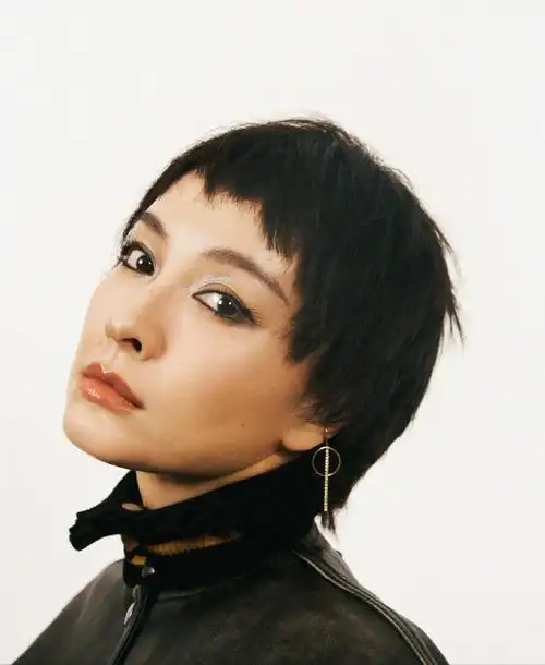 回顾:吴昕错过潘玮柏,41岁被曝同居郑凯,如今短发干练活成这样