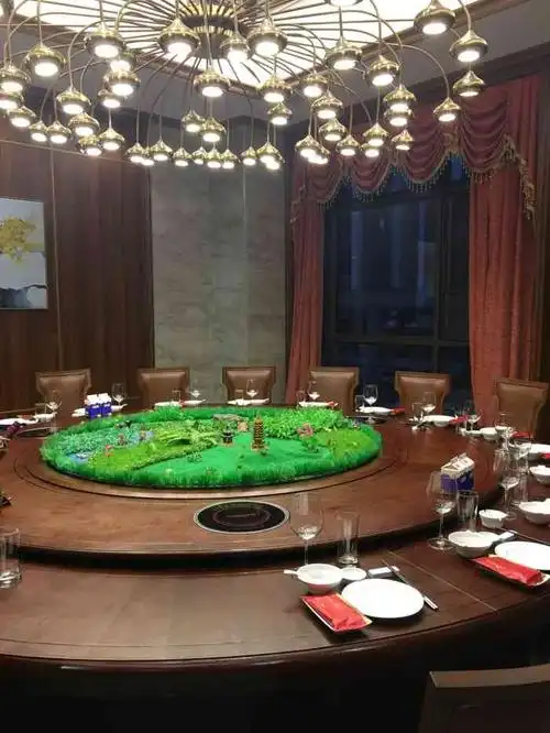 艳阳酒楼·金弘宴-"家对面的酒楼,看门口灯好多有点艳俗,结果.