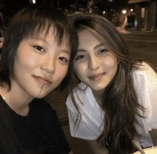 原创窦靖童出席庆生派对一头短发戴棒球帽又酷又美谢霆锋妈妈也在