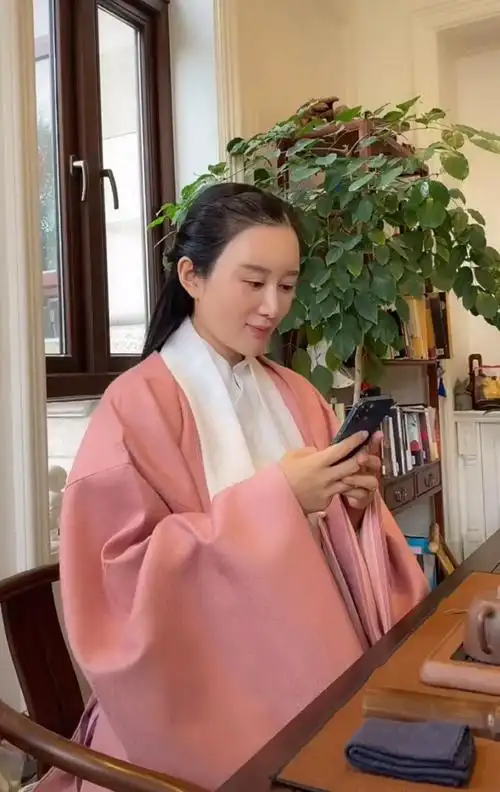 原创杜星霖近照她比老公张纪中小31岁她的模样十分的娇羞可人