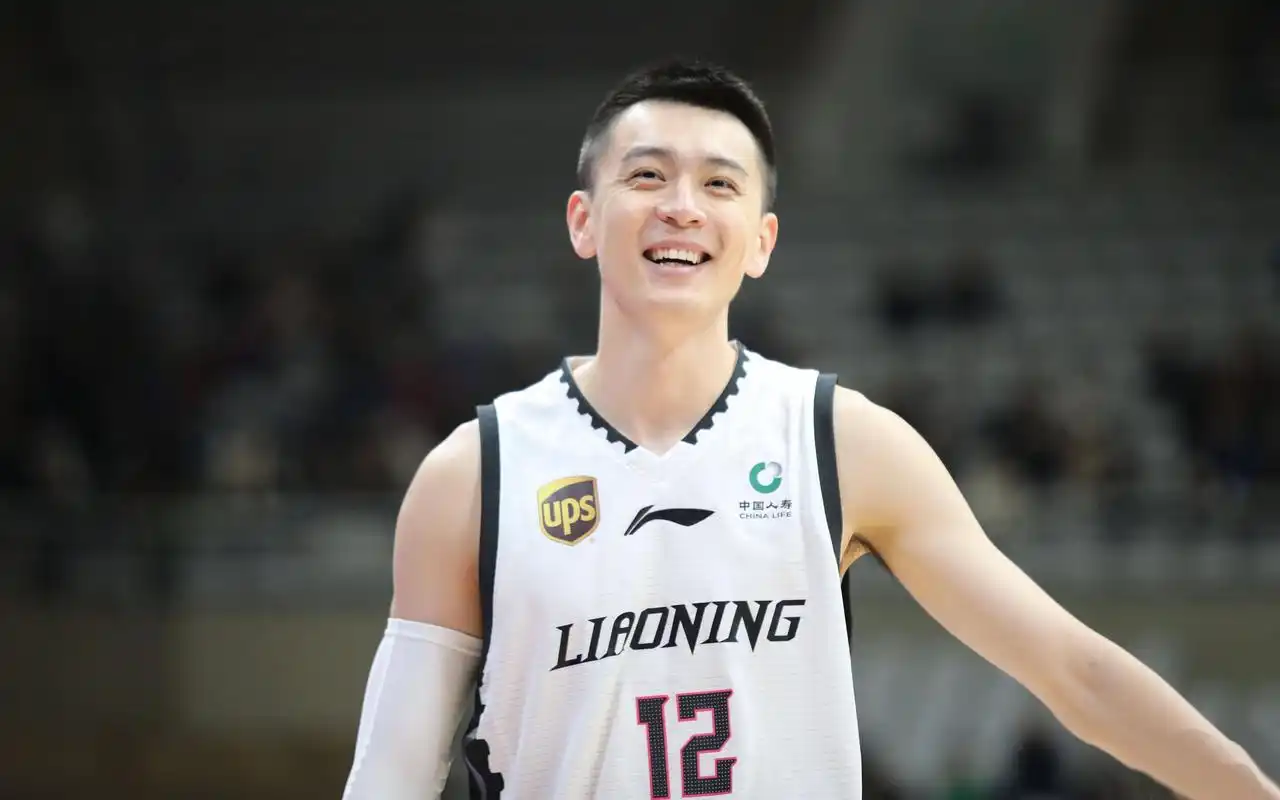 晚上5点,杨鸣上热搜!郭艾伦用酒瓶"拍打"杨鸣的一幕,成经典