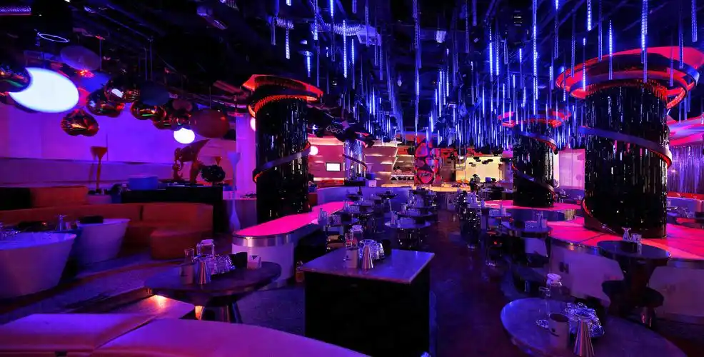 在酒吧内场,散台,沙发区被设计师做了精心的分割,以吧台和舞台为核心