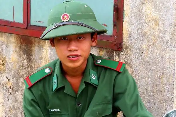 越南男人穿西装打领带,来中国旅游的时候,为何没人喊他老板?