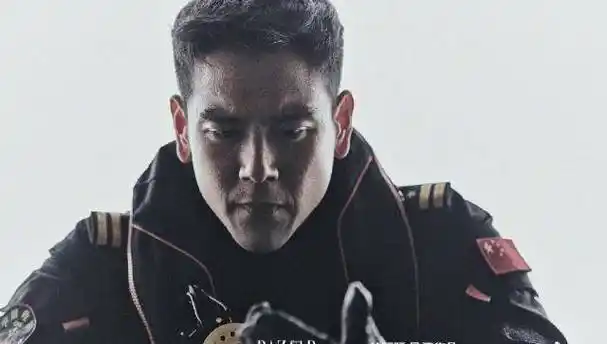 曾轶可却因小事被全网喷彭于晏机场违规被罚网友却笑着原谅