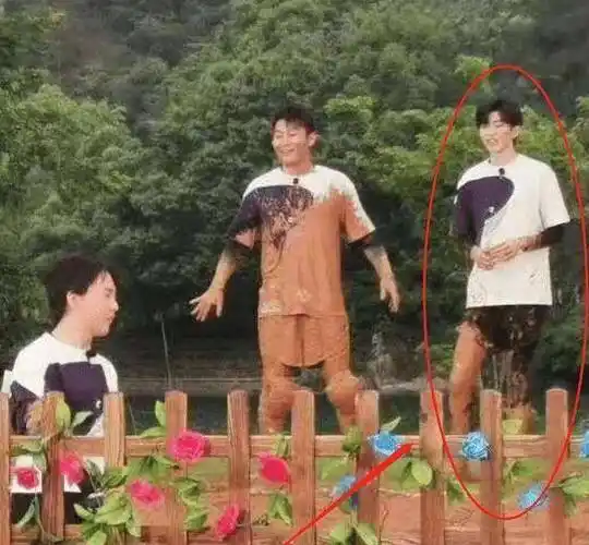 奔跑吧8未播先火看到蔡徐坤玩泥潭的样子原谅我笑翻了