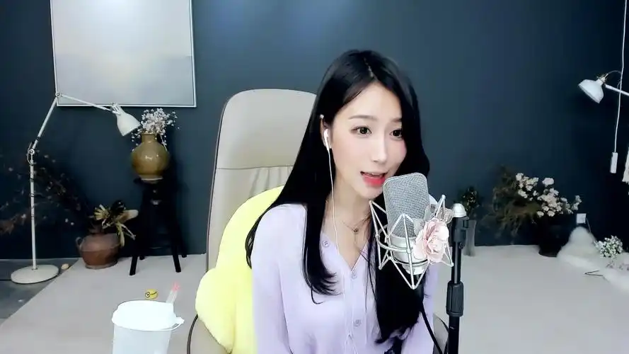 【小深深儿】2020-09-04 斗鱼标题:小深深儿:闲来无事