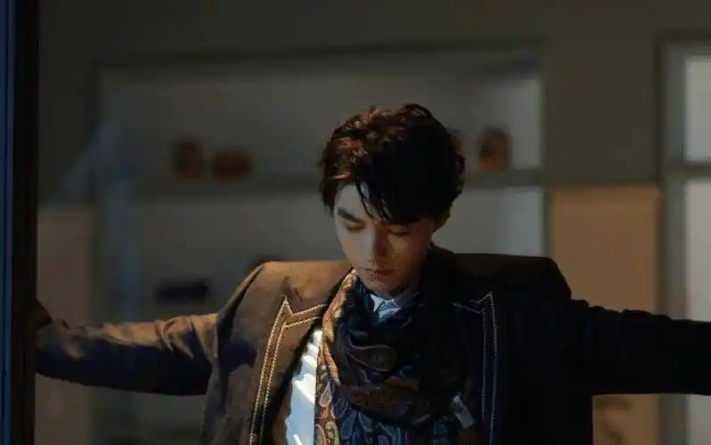 王俊凯告别减肥餐,晒出体重后,1米8的个子就这重量?令