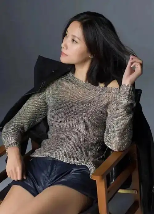 徐静蕾晒生活照,穿短裤打高尔夫,不美白不修腿看得出老态却舒服