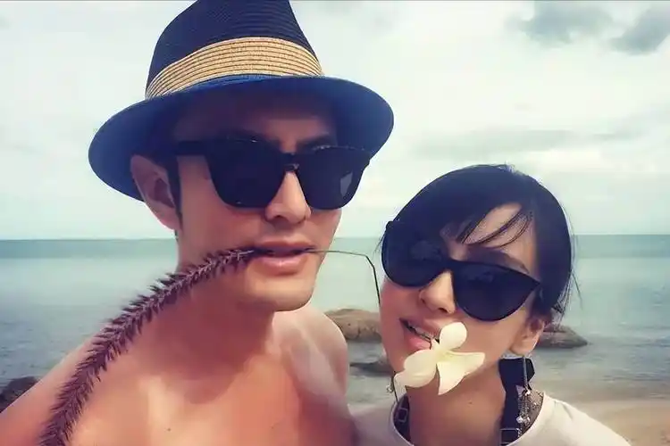 黄晓明被曝摸新女友屁股,浪漫约会同居,女方曾和baby合照长很像_杨颖