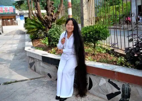 湖北宣恩:长发一米六(组图)