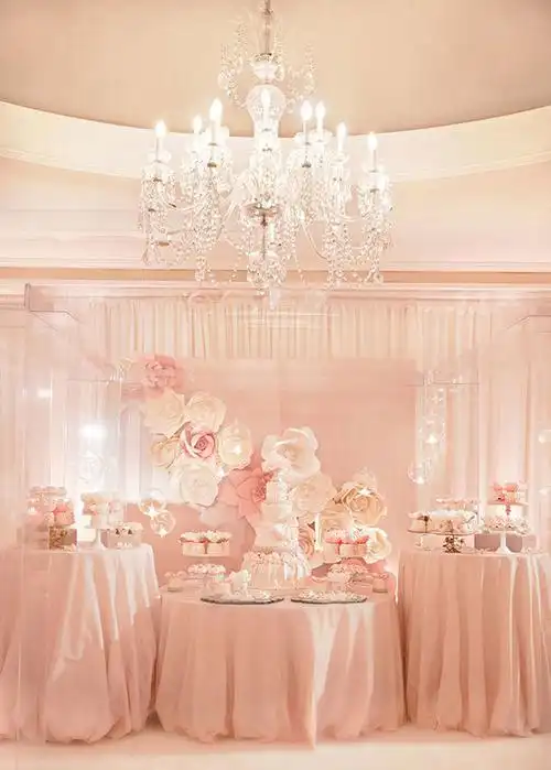 如此亮丽奢华的婚礼室内宴会厅布置你一定不想错过!