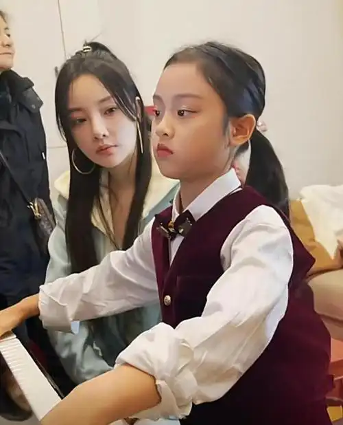 甜馨好棒上台演奏钢琴获专业乐团伴奏网友有人生来就是罗马