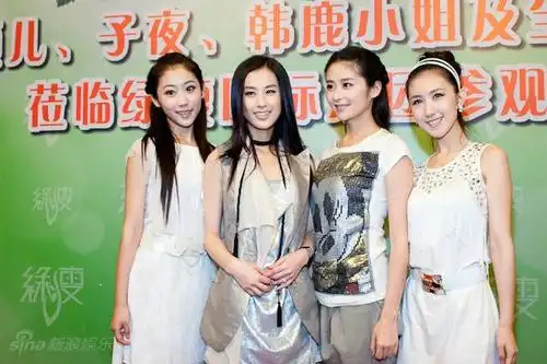 图文:黄圣依谈代言-黄圣依与颖儿等合影