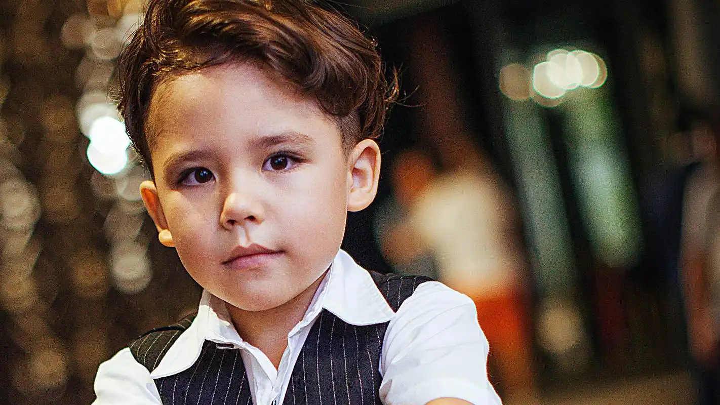 混血足球可爱宝宝超清电脑桌面图片,分辨率为1920x1080