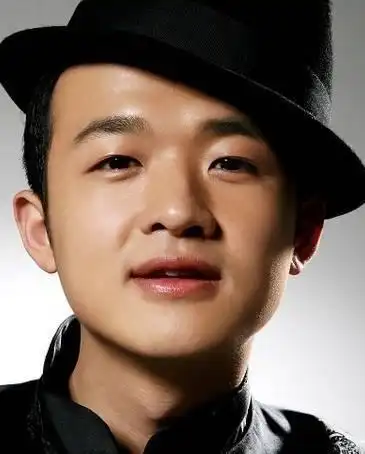 还没有剃光头的包贝尔,斜戴上海滩风格的帽子,萌萌哒的帅气