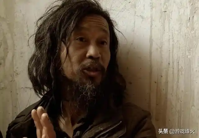 "流浪大叔"一改邋遢做派,剪发穿西装,网友:完全认不出!