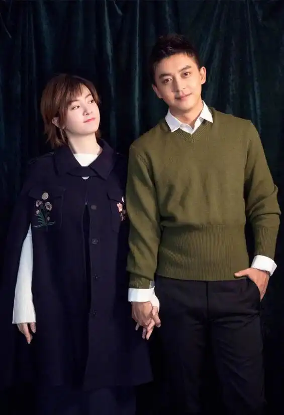 孕妈李晟晒和李佳航恩爱自拍孕肚明显温馨幸福