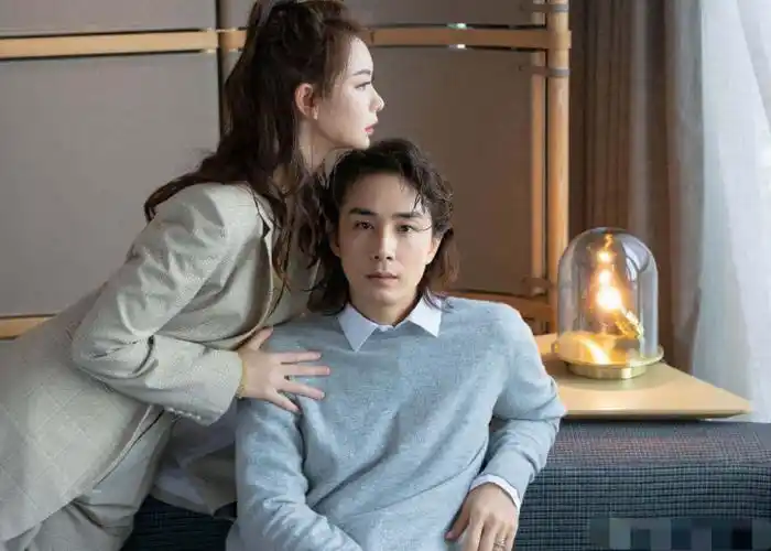 戚薇李承铉穿情侣装拍大片,夫妻俩贴头对视,恩爱与甜蜜尽显