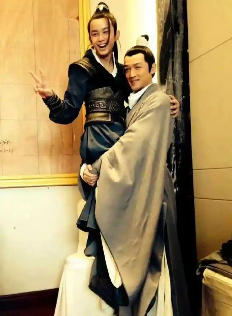 胡歌:把身高182体重140斤的吴磊抱了起来,看表情,着实有点费力