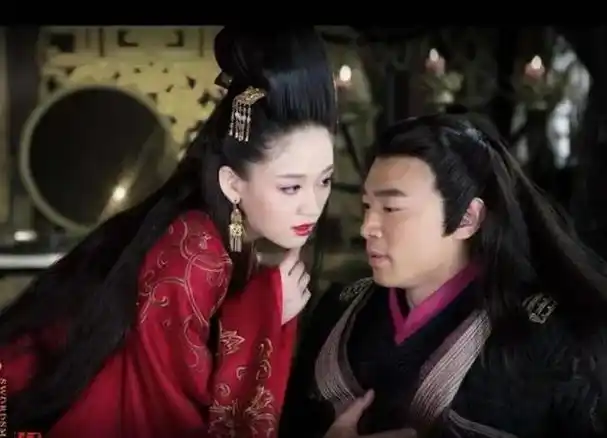 东方不败得到《葵花宝典》后,果断趁任我行武功反噬时,将其囚禁在西湖