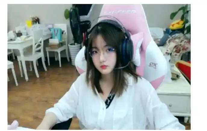 深海鱼为包桑前女友,只可惜深海鱼出轨抛弃了包桑,包桑悲痛欲绝,火影