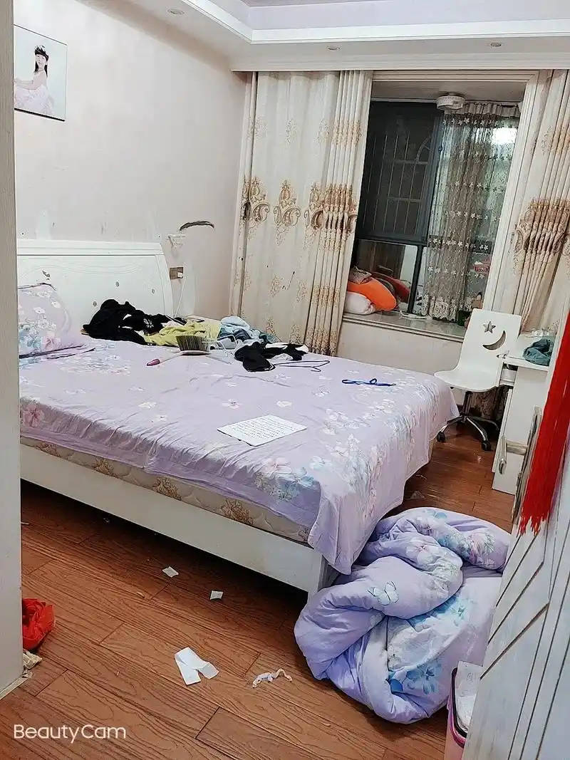 我快要疯了这也是一个初中生的房间女孩子邋遢成这样我也是醉了墙纸都