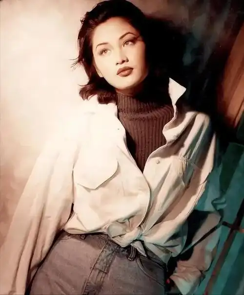 但瞿颖也有明显的优势,她脸上棱角分明,骨架立体,个人风格鲜明.