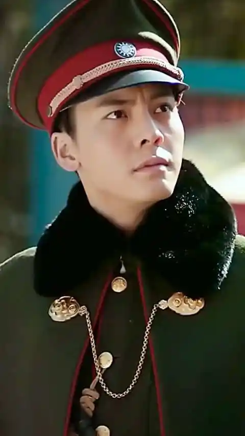 佛爷来了,一身军装也是蛮帅的.