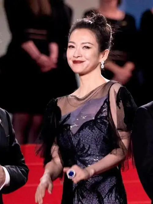 巩俐仅剩一点的"尊严",都被章子怡扒光了,戛纳清场红光满面