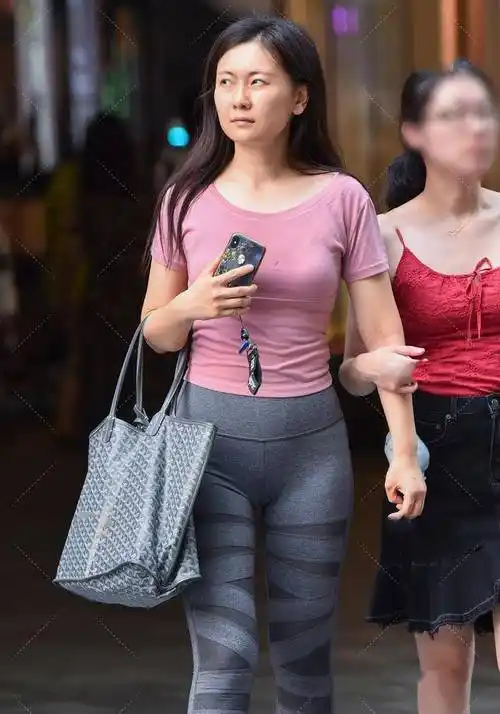 原创粉色上衣搭配几何图案装饰紧身裤时髦前卫休闲又大气