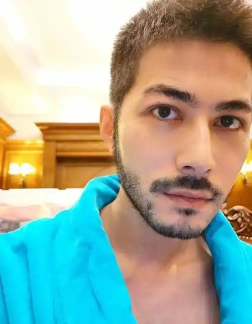 原创陈学冬分享滤镜自拍秒变长发电眼美女67和67满脸胡茬的大叔