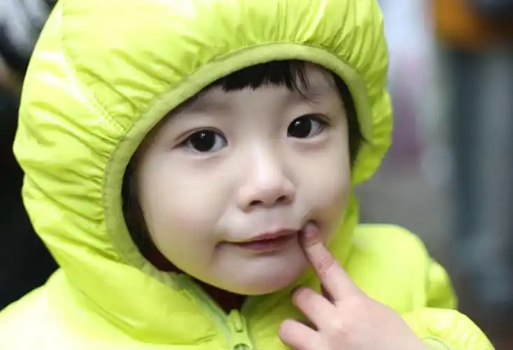 前面想给她拍张照片,当她发现我在拍照时立马摆出了萌萌的东西和表情