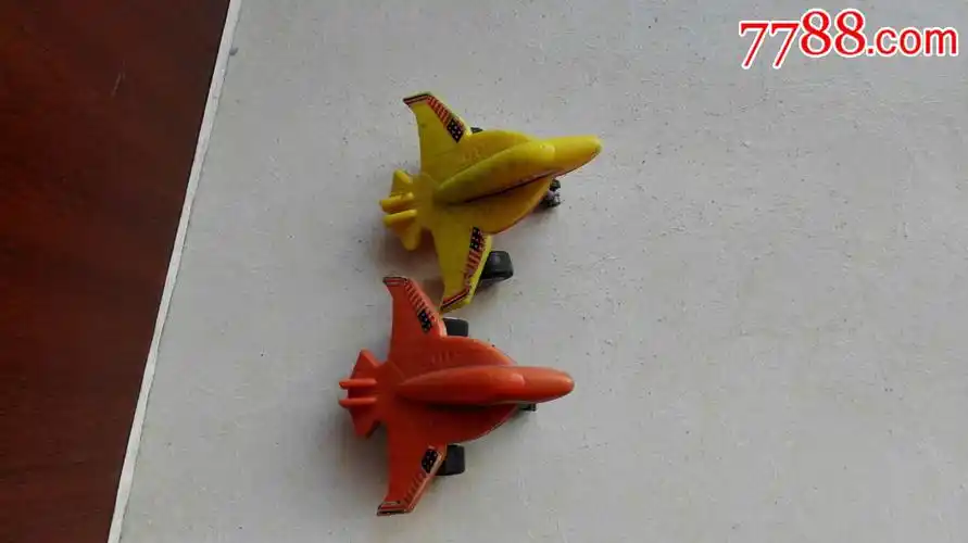 怀旧经典收藏塑料红色黄色小飞机玩具