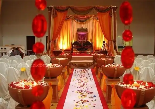 明亮的印度风格婚礼仪式场地布置