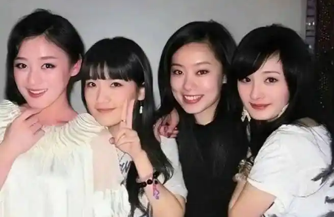 杨幂也直言"手把手"的教张小斐打游戏,看得出来大学四年的同学情谊