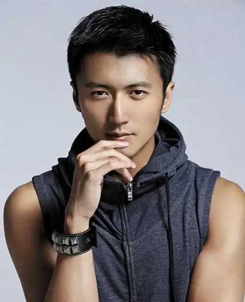 谢霆锋晒帅照,照片中谢霆锋双手插兜,扎着小辫非常潮酷!