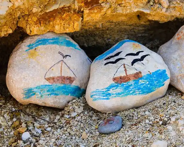 儿童绘画海滩的石头上