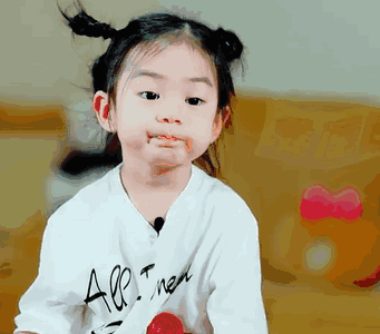 lucky和妈妈戚薇简直是复制粘贴好想生一个这么可爱的小孩啊