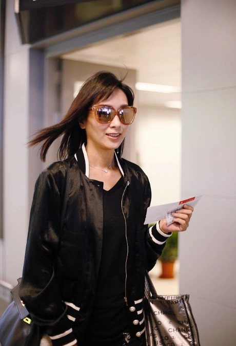 原创杨恭如素颜现身香港街头45岁一点不衰老气质还那么清纯