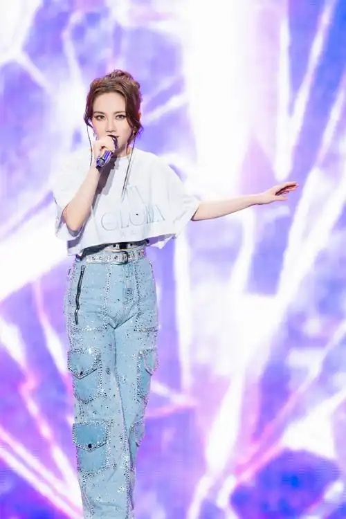 邓紫棋11天8场体育场##邓紫棋十一天开了八场演唱会