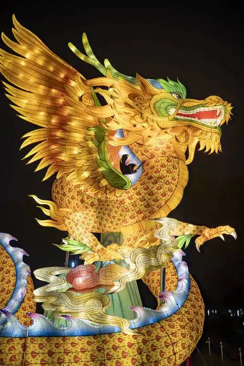 "龙"重登场②|游龙走街串巷,中式美学霸气十足_市民_巨龙_造型