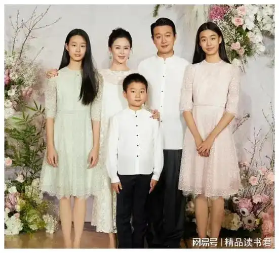 杨紫全家福曝光三个孩子与爸爸神似女儿超一米七