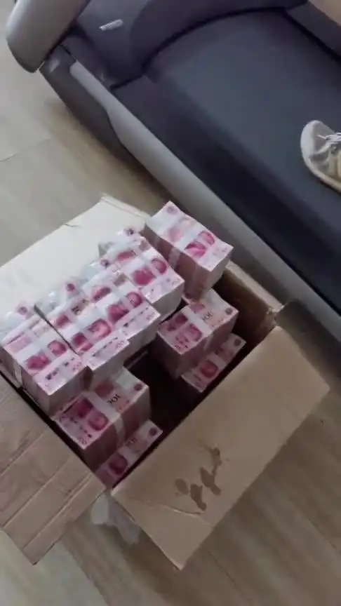 城里土豪娶媳妇,彩礼堆了满满三大箱,钱对他们来说不算什么