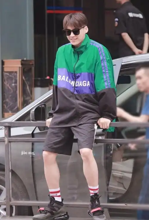 李易峰为什么很少露腿当看到他的腿后网友导演能播吗