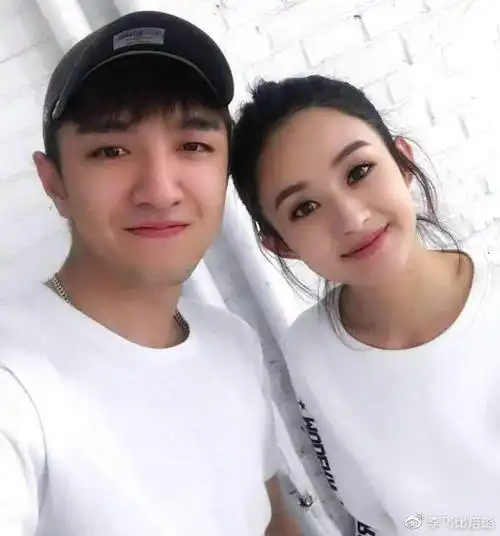 金瀚官宣恋情被拍立马承认有担当女友张芷溪回应甜蜜又霸气