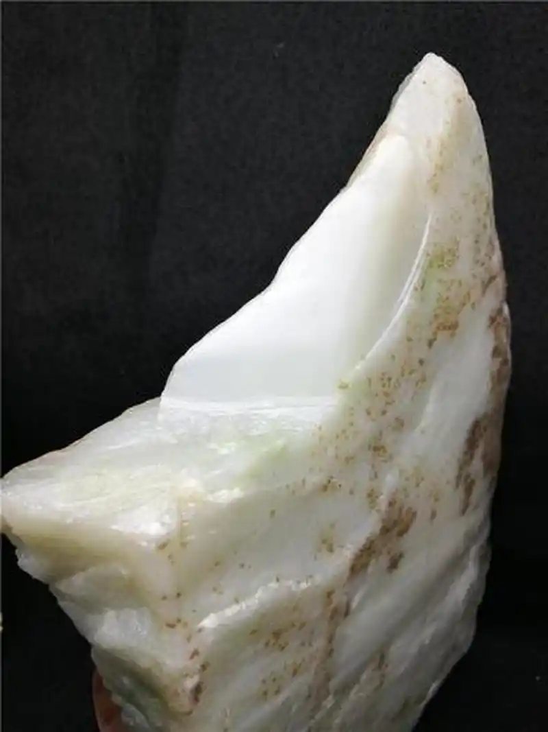 翡翠原石##点击头像看直播# 世界上最珍贵的玉石,需要经过几百年的