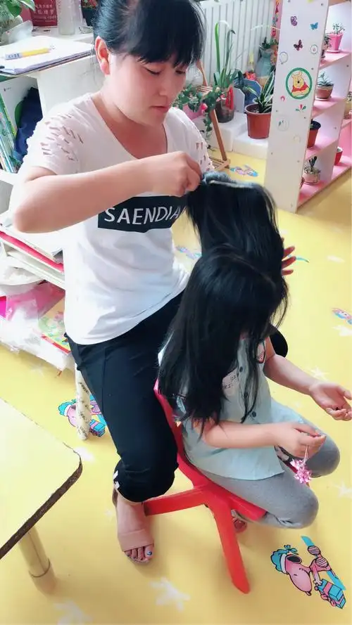 每天中午起床之后,小女生们顽皮的头发在老师手中像是有了灵魂的仙子