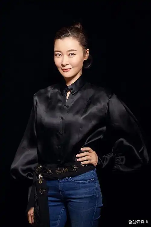 柯蓝:22岁年薪60万,和李亚鹏相爱,与黄志忠闹谣言,至今仍未婚