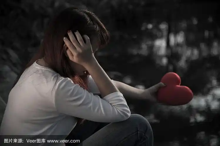 心碎的女人在河边为她失败的爱情伤心哭泣