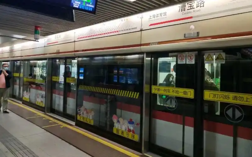 【上海地铁】1号线01a05胖头鱼隧道内的机外扣车_哔哩哔哩_bilibili